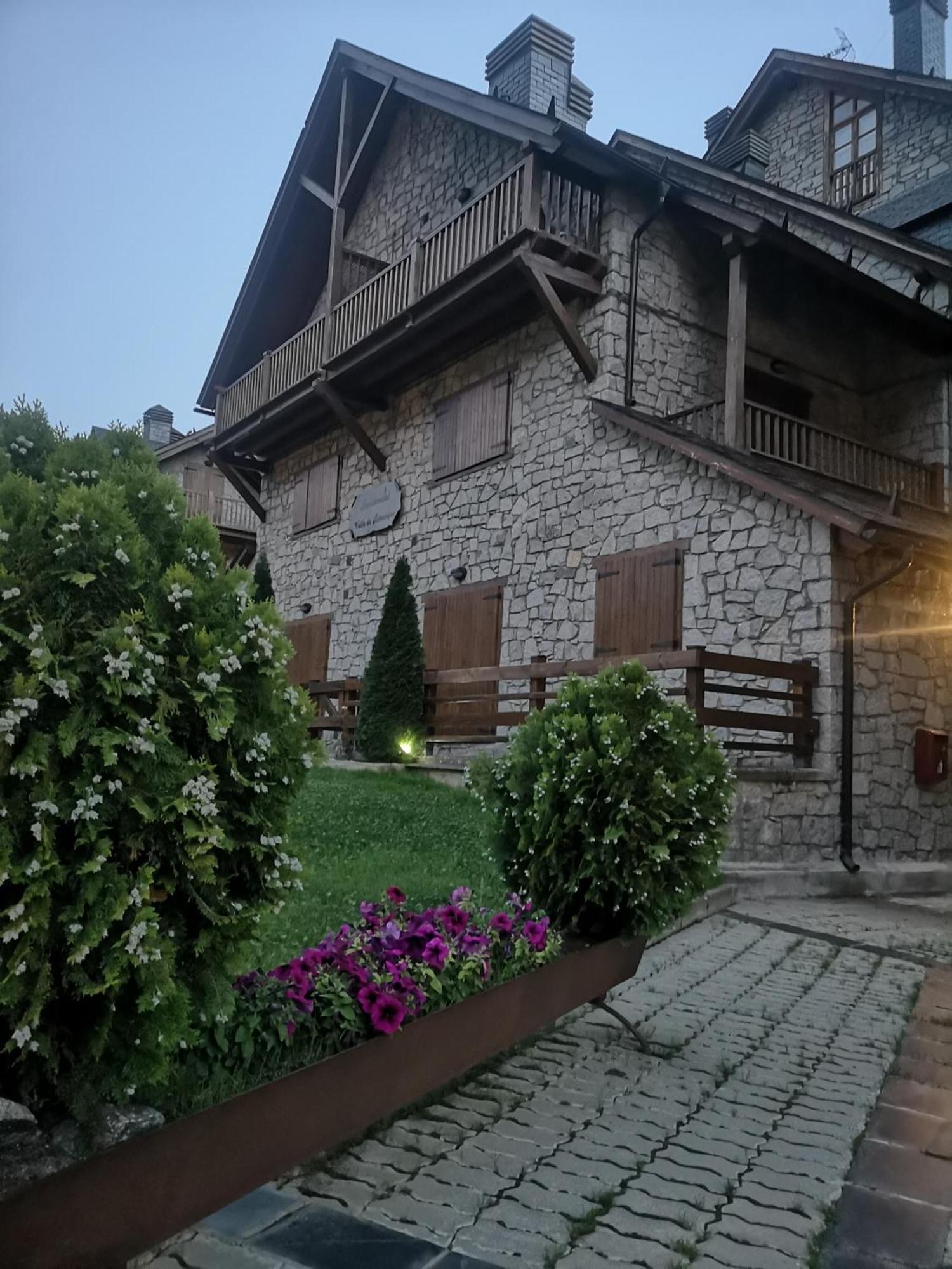 Residencial Valle De Benasque Eksteriør billede